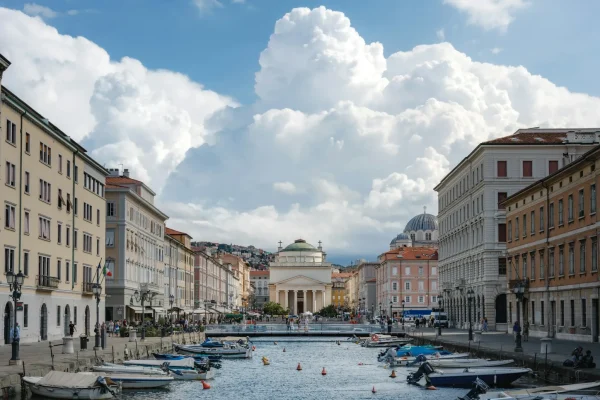 Vista del Canal Grande di Trieste con la chiesa di Sant'Antonio Nuovo sullo sfondo.